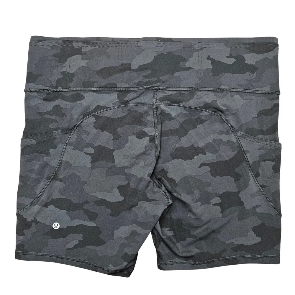 Lululemon Fast and Free Shorts Womens 16 Gray Camo 8 Inch Inseam Yoga Athleisure